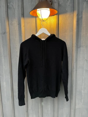 Svart hoodie i ull   - Svart hoodie i ull från J.Lindeberg. Strl: XS. Bra skick. Fråga vid funderingar.