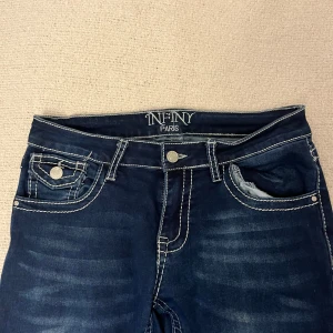 Mörkblå bootcut jeans med fickor  - Säljer ett par mörkblå Lowwaist jeans med skit snygga  fickor där bak , jätte bekväma och snygga på ❣️ 