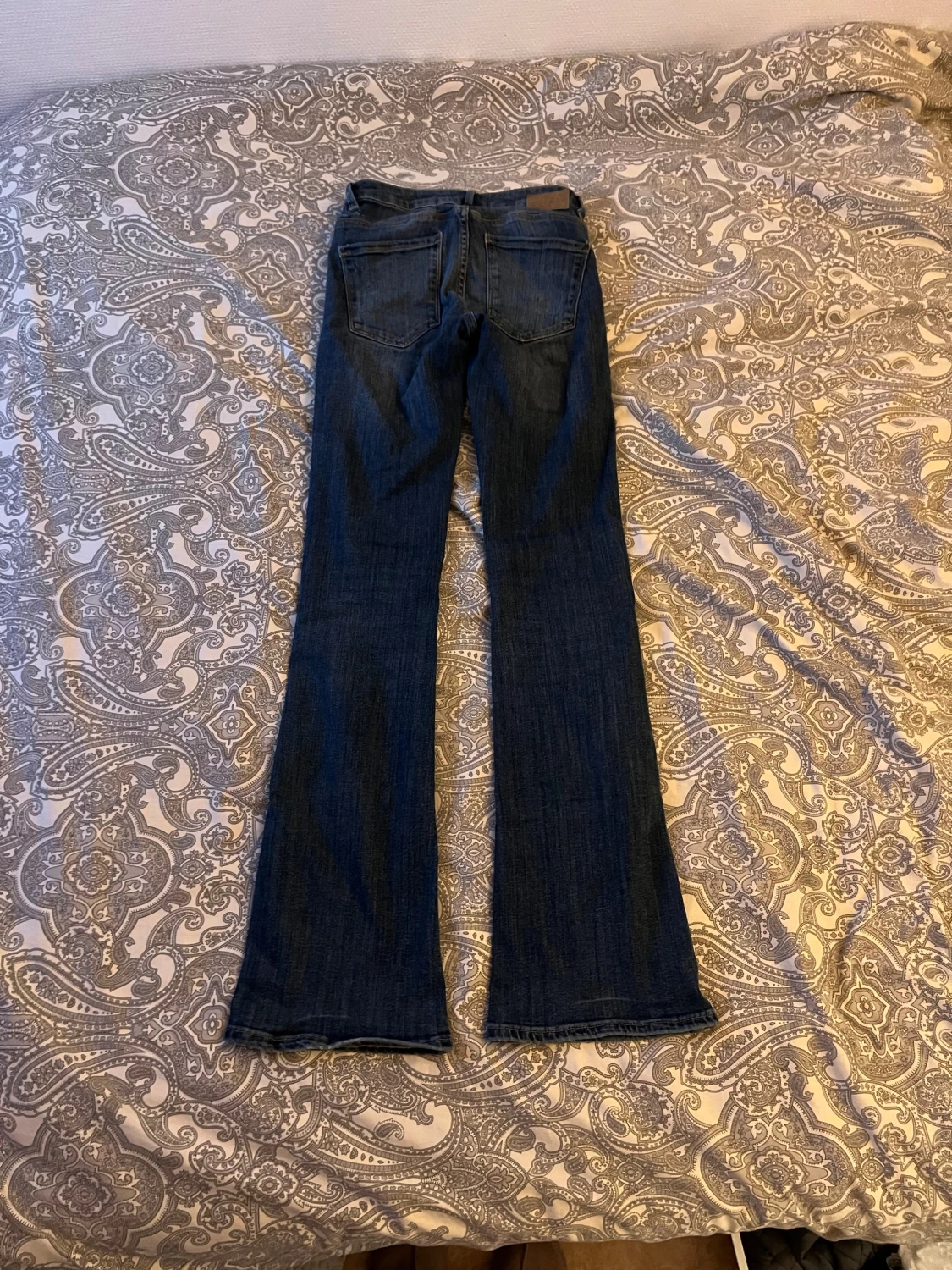 Blå bootcut jeans från Lindex, stl 34 - 1