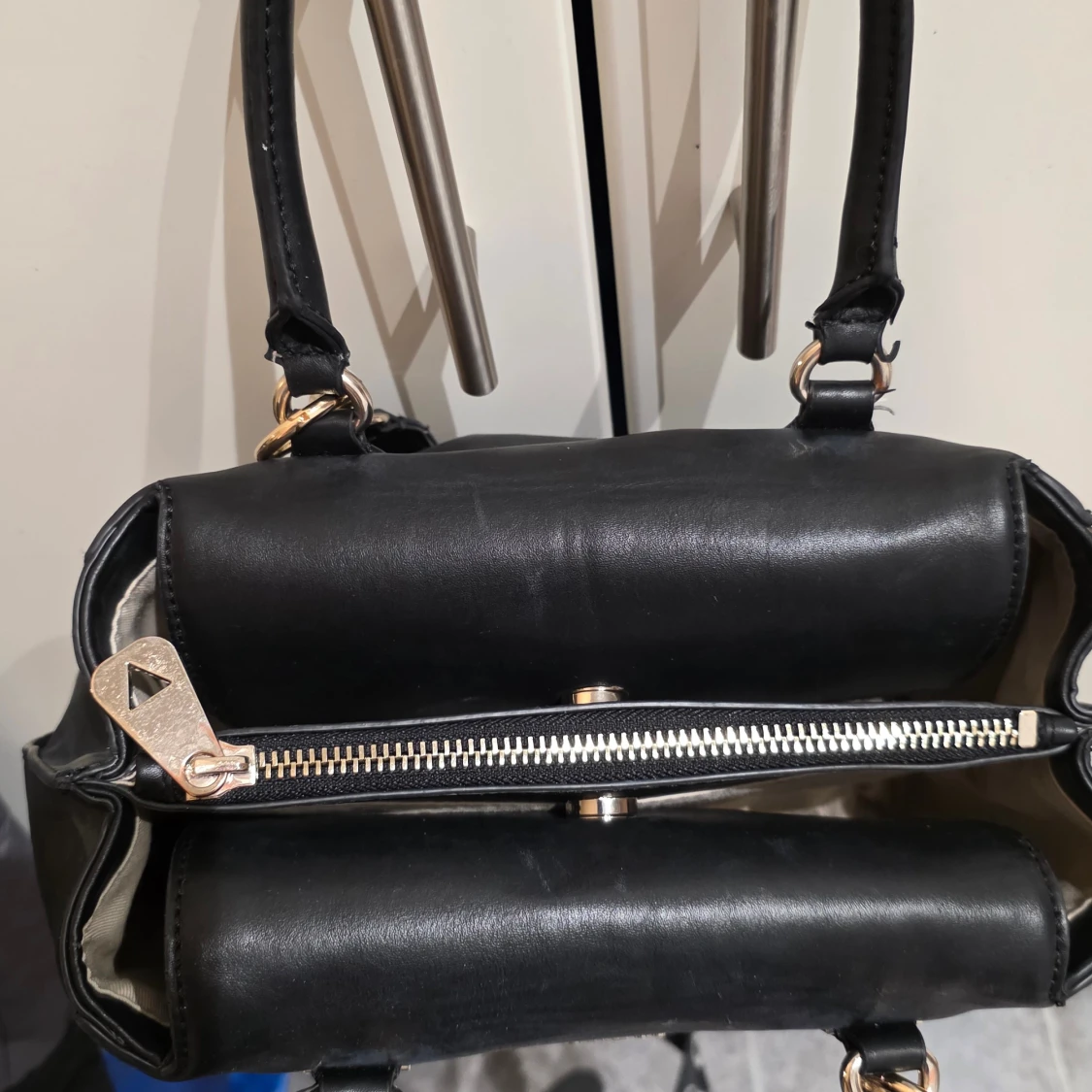 Svart handväska från Guess - 1