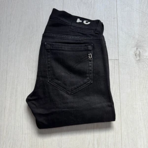 Dondup George Jeans - Sjukt feta Dondup George jeans🤩.  Storlek W31   L31  passar W30  30L    . Nypris 3000kr+, Säljs nu för endast 799kr😱, Skriv vid några funderingar🤔, Fraktas samma dag! 