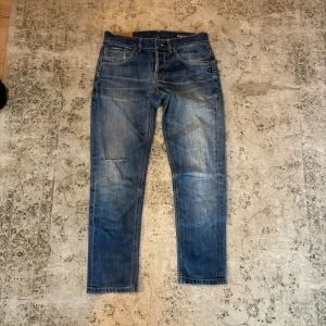 Dondup jeans  - Blå jeans från Dondup med snygga slitningar i Storlek 32                                 Längd 93cm, midja 41cm 