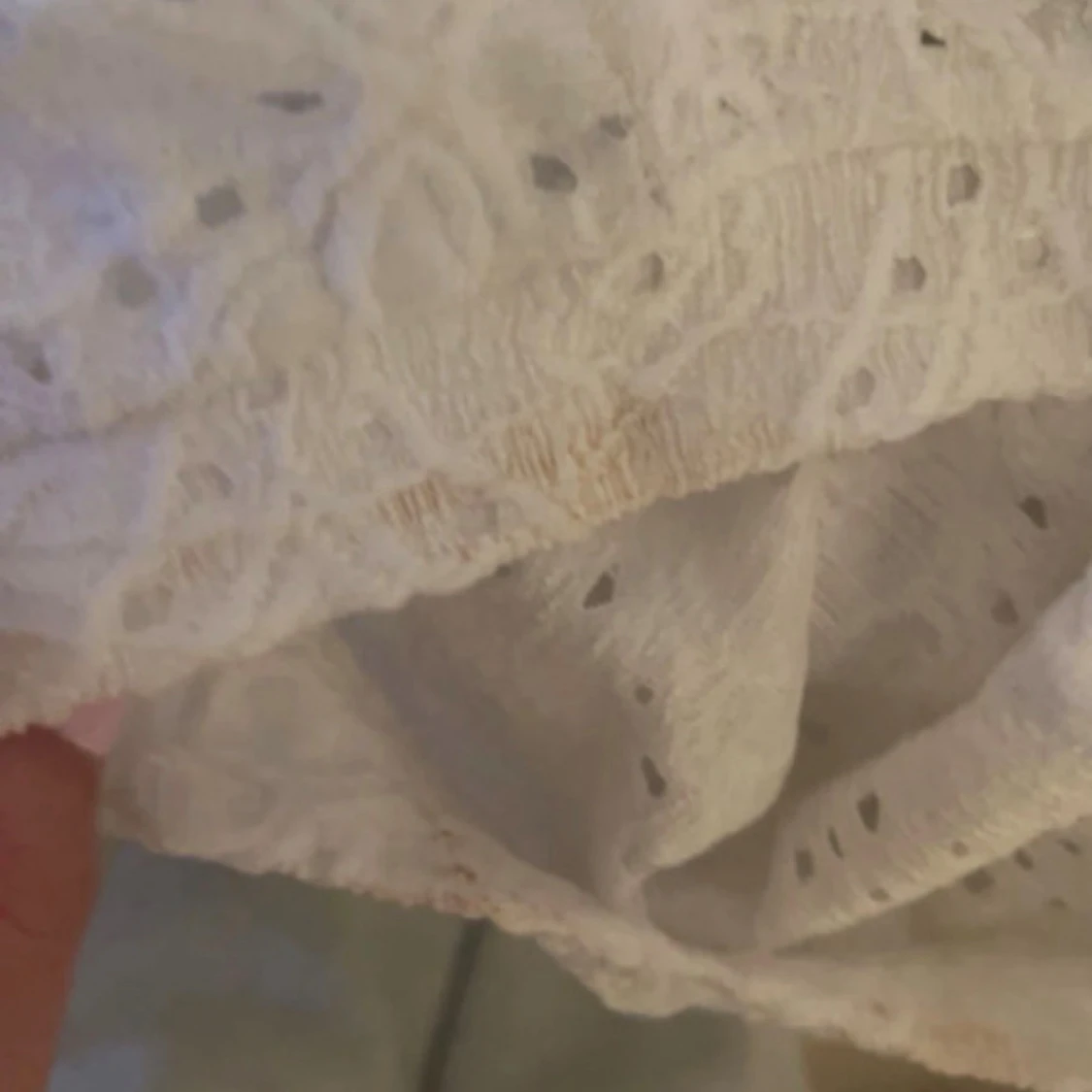 Vit blus med puffärm och spetsdetaljer - 3