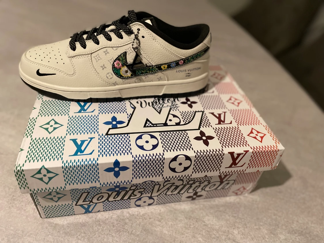 Louis Vuitton x Nike Dunk Blommig - 4