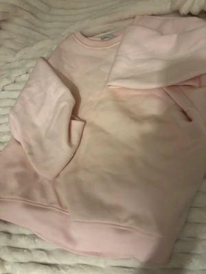 Ljusrosa sweatshirt i bomull - Säljer en enkel och mjuk ljusrosa sweatshirt med rund hals och långa ärmar. Matchande mjukis kommer även till ifrån lager 157, använda ett par gånger