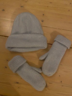 Mössa och vantar - Set med mössa och vantar i ljusblått, knappt använda 