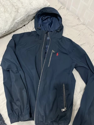 Mörkblå vindjacka från Polo Ralph Lauren - Snygg mörkblå vindjacka från Polo Ralph Lauren 
