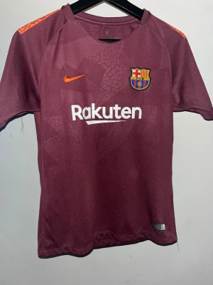 FC Barcelona vinröd matchtröja  - Säljer en vinröd FC Barcelona matchtröja från Nike, super fin skick!
