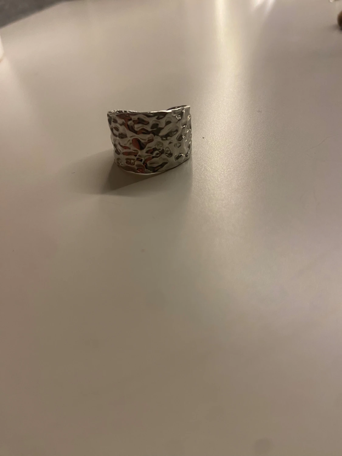 Bred silverfärgad ring med hamrad yta - 3