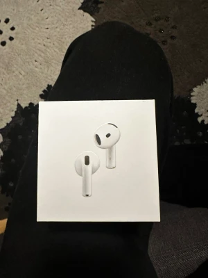 Apple AirPods 4 - Säljer ett par helt nya Apple AirPods 4 med aktiv brusreducering. Kommer i originalförpackning med laddningsetui, aldrig använda och fortfarande inplastade. Kompatibla med USB-C och trådlös laddning. Perfekt för musik, samtal och träning.