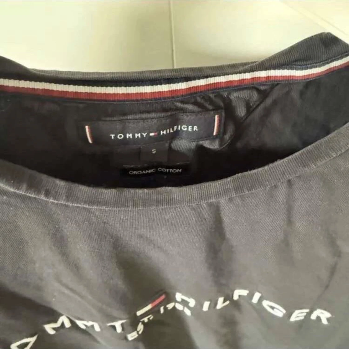 Svart Tommy Hilfiger t-shirt S - 2
