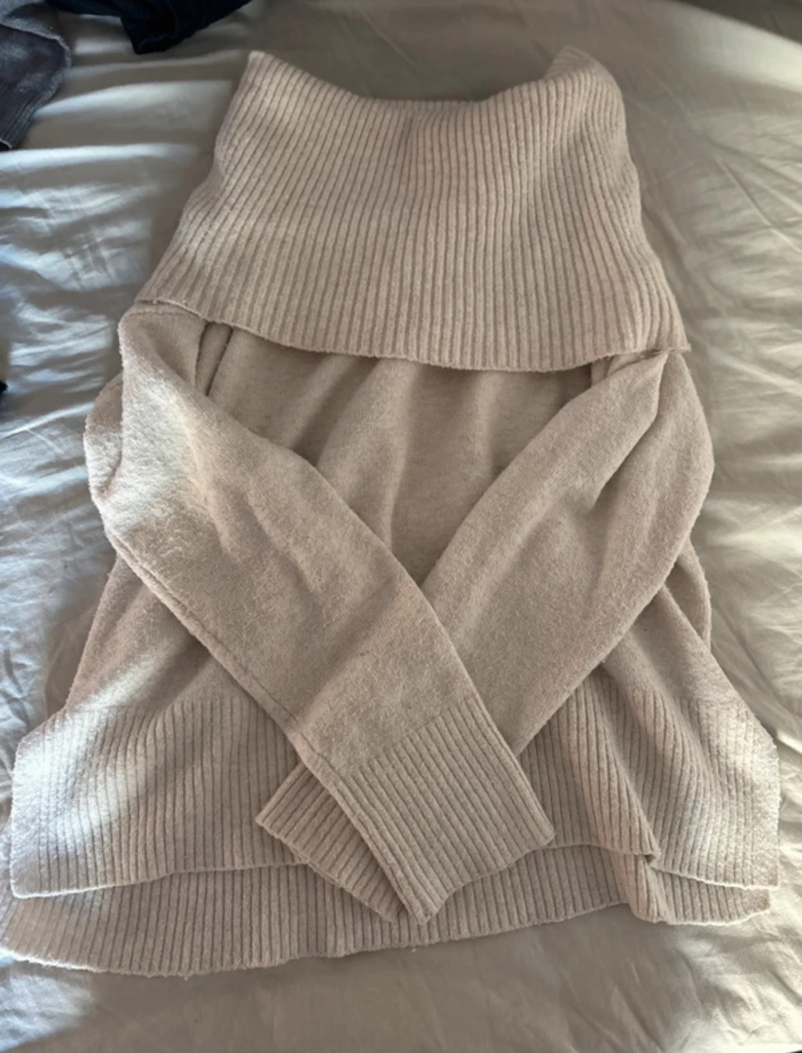 Beige offshoulder stickad tröja - 1