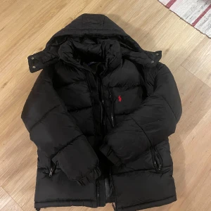 Ralph lauren jacka polo  - Hej! Säljer en svart Ralph lauren jacka. Använd 1 sessong förra vintern, fungerar utmärkt, inga skador.  Finns att hämta och kika på i Umeå, eller skickas via Plick😃