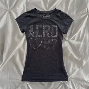 jättefin 2000s t-shirt med tight passform 🪽står M men passar mer som S 🪽saknar några stenar men är inget man märker 
