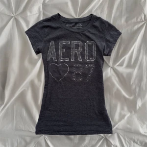 vintage y2k Aeropostale rhinestone tee - jättefin 2000s t-shirt med tight passform 🪽står M men passar mer som S 🪽saknar några stenar men är inget man märker 