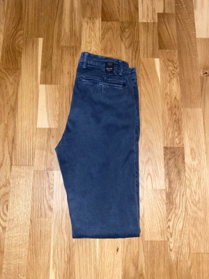 Byxor från replay - Fina blåa byxor från repaly, lite mer kostym aktiga!☺️Skick 8,5/10!👍Passformen är slim fit och sitter lite tajtare!👌Hör av er vid fler frågor eller funderingar!☺️