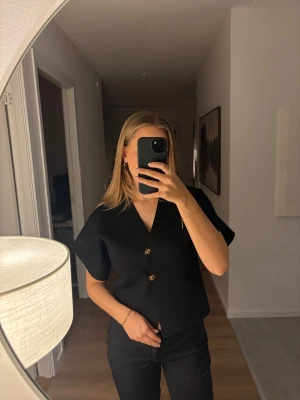 Svart topp från Zara  - Säljer en svart topp från Zara i storlek S. Väldigt bra skick. 