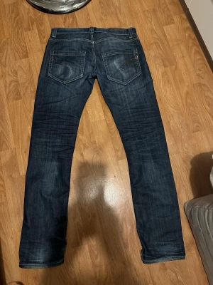 DonDup George - Lite schysstare DonDup jeans i storlek ”31”. Finns en liten skada vid grenen vilket du kommer se på sista bilden. (Priset kan diskuteras men ej hugg i sten 🪨)