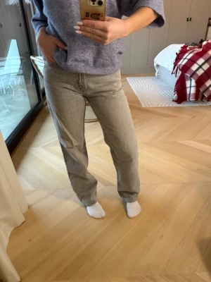 Grå raka jeans  - Säljer dessa raka snygga ljusgråa jeans från Gina, storlek XS men skulle säga att de är mer en S