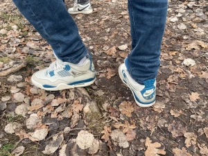 Nike Air Jordan 4 Retro blå/vit - Nike Air Jordan 4 Retro sneakers i vit och blå färg med grå detaljer. Skorna har meshpaneler, snörning och en platt sula med tydlig Nike Air-logga på hälen. Ikonisk design med högt skaft och klassiska plastdetaljer vid snörningen. Perfekt för dig som gillar streetwear och sneakers. Allt med följer vid köp ink box extra skosnören och kvitto!hör av er vid frågor!