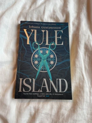 Yule Island av Johana gustawsson - Yule Island av Johana gustawsson boken är i väldigt bra skick ett sträck på sidan men den va så när ja fick den aldrig läst den