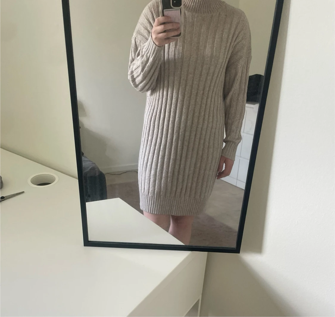 Beige ribbstickad klänning - 2