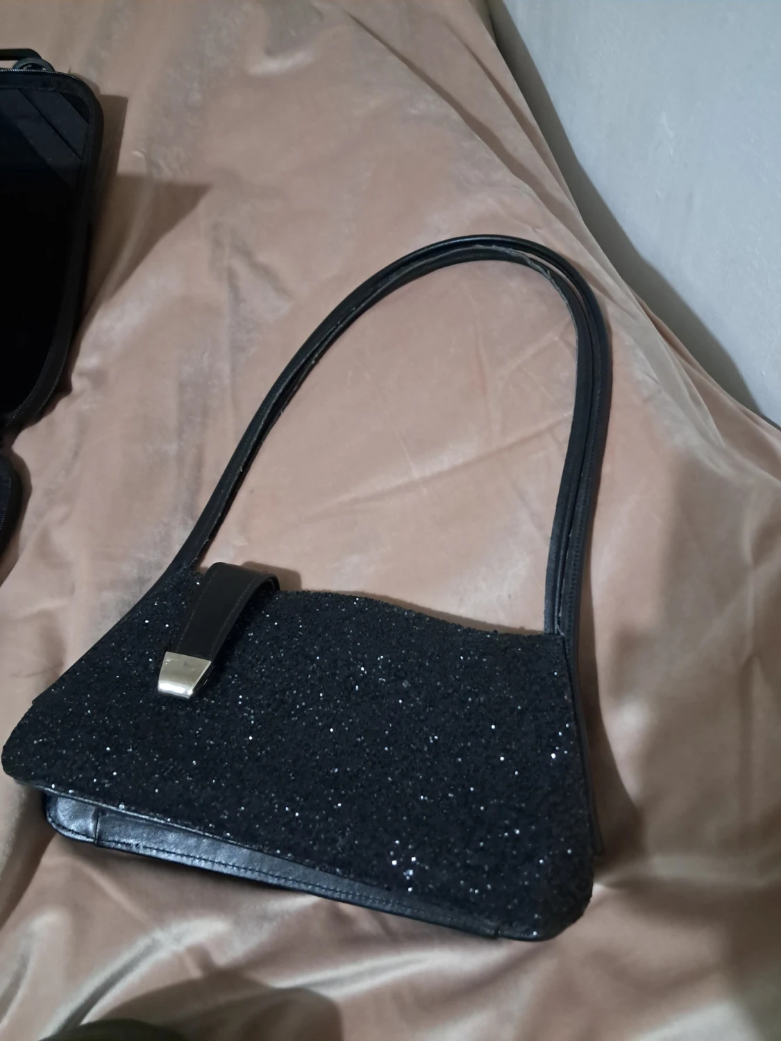 Svart glittrig handväska med skinnrem