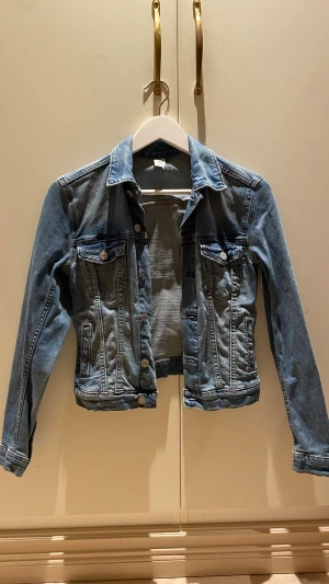 Jeansjacka H&M - Vanlig blå jeansjacka från H&M i bra skick! Lite dålig belysning på bilderna så skriv för fler bilder eller vid frågor❤️