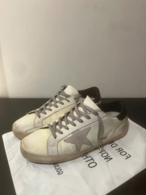 Vita golden goose - Säljer dessa feta Golden Goose | Storlek 45 | Skick 8/10 | lätt använda | priset kan diskuteras vid snabb affär  | skicka dm vid frågor