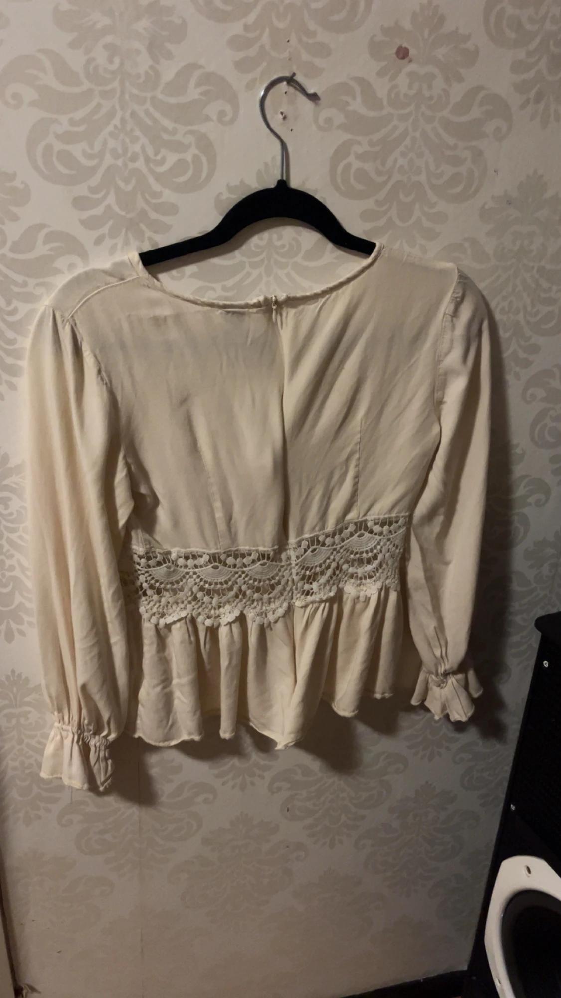 Beige blus med spets och volang - 1