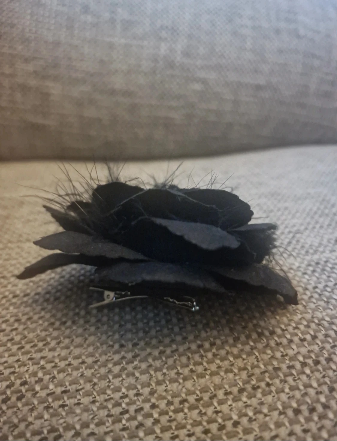 Svart hårblomma / brosch - 1