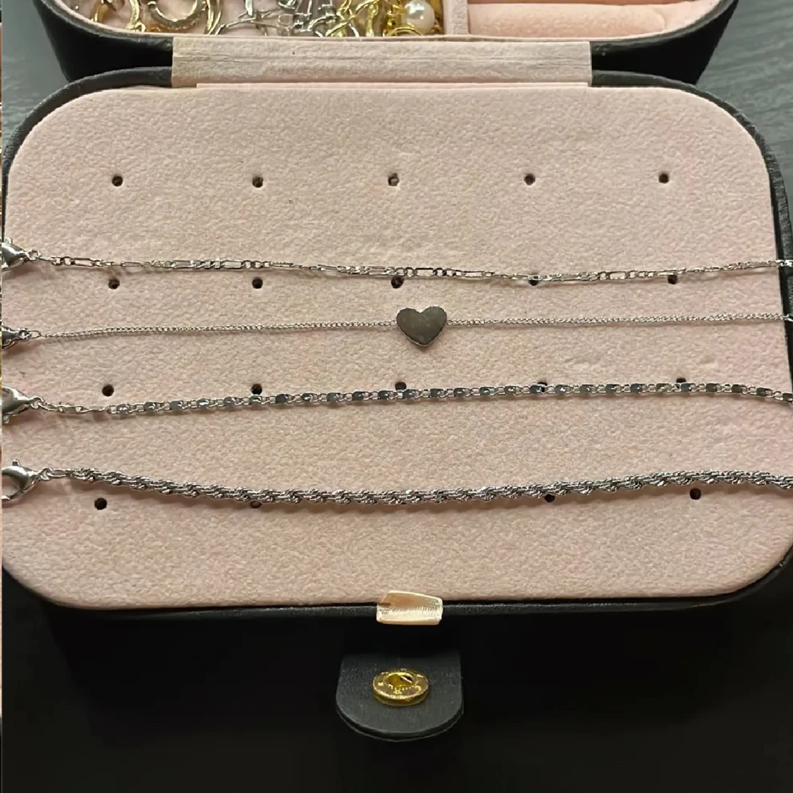 Fyra silverfärgade armband - 1