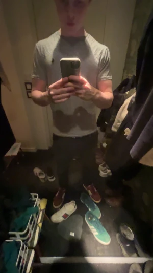 Grå t-shirt från Polo Ralph Lauren - Snygg grå t-shirt från Polo Ralph Lauren med klassisk rund hals och korta ärmar.Inga defekter. Det är bara att höra av sig vid några funderingar. 