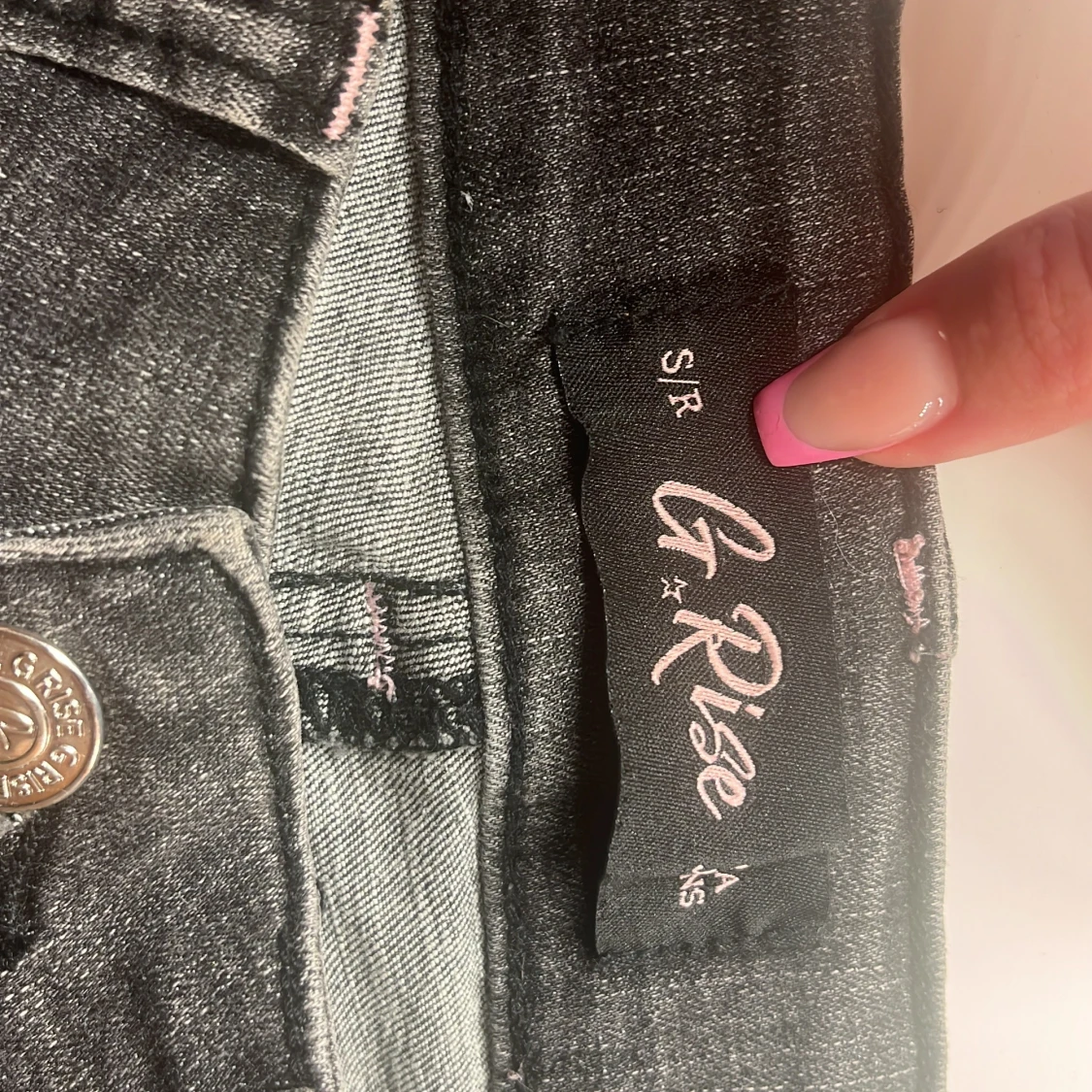 Grå bootcut jeans från G Rise med rosa detaljer. - 2