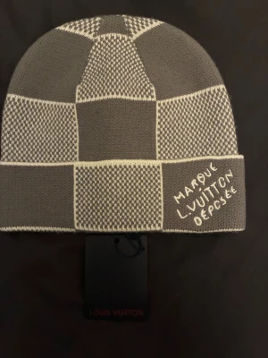 Mössa ifrån L V - Grå mössa från L V. Tillverkad i lyxig mix av kashmir, ull och silke. Snygg och unik design som sticker ut, perfekt för dig som gillar exklusiva accessoarer