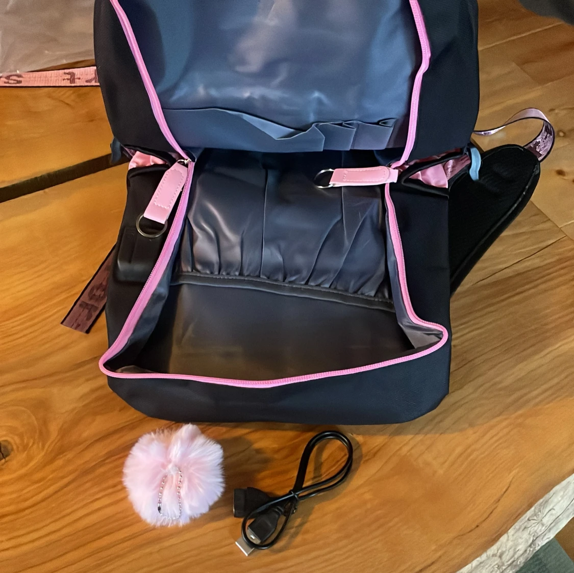 HUNTRX KPop Demon Hunters Svart ryggsäck i rosa svart - 4