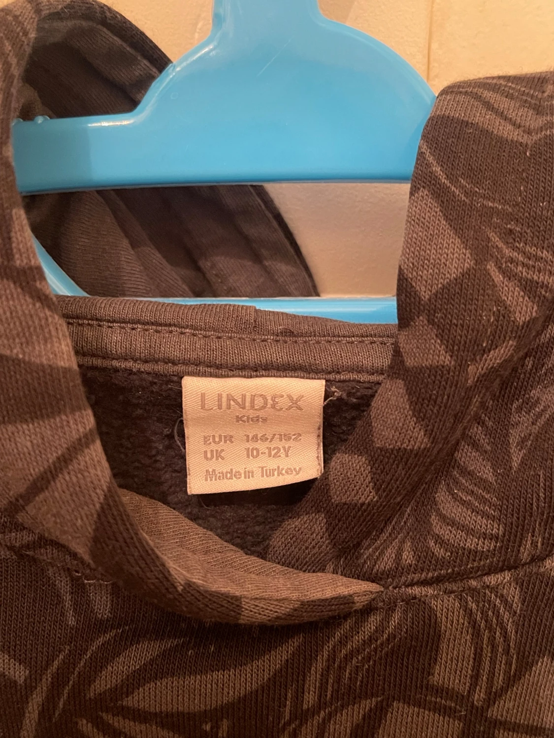 Svart hoodie med grafiskt mönster Lindex - 2