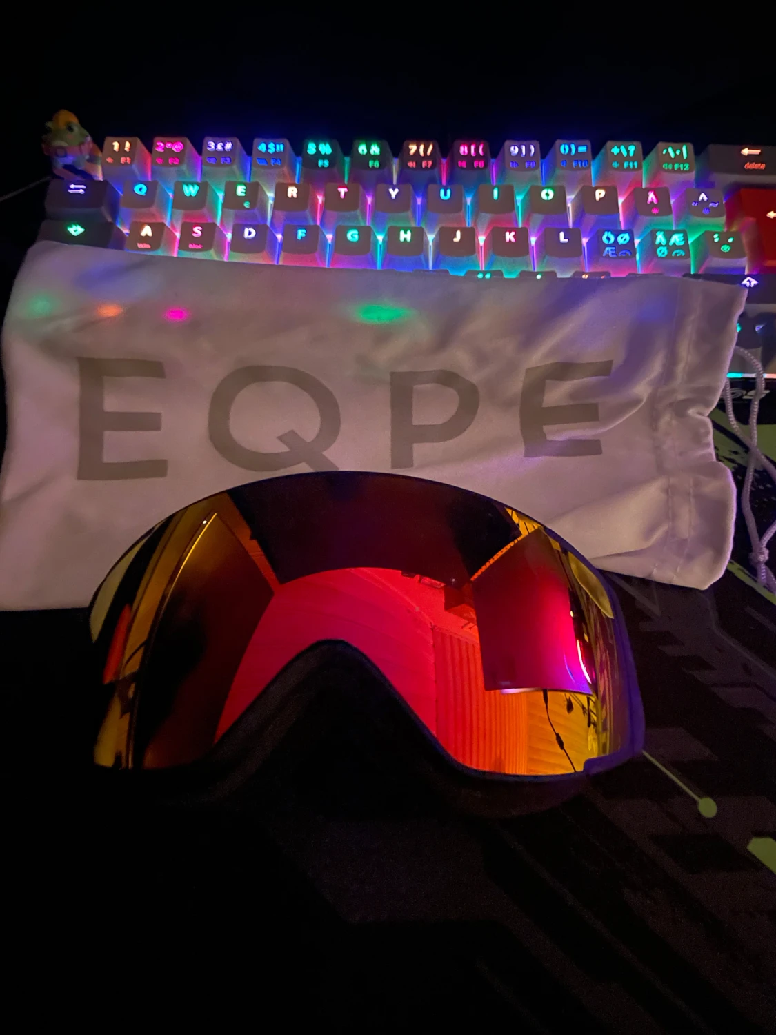 EQPE skidglasögon med röd spegel