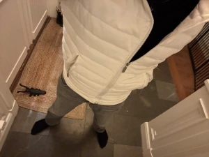 Vit cardigan med huva - Säljer en fräsch vit pufferjacka med huva och hel dragkedja. Jackan har quiltad framsida, två sidofickor med dragkedja och släta ärmar. Bra pris och kvalitet använd fåtal gånger skriv till mig vid minsta fundering och pris kan diskuteras i snabbestälning