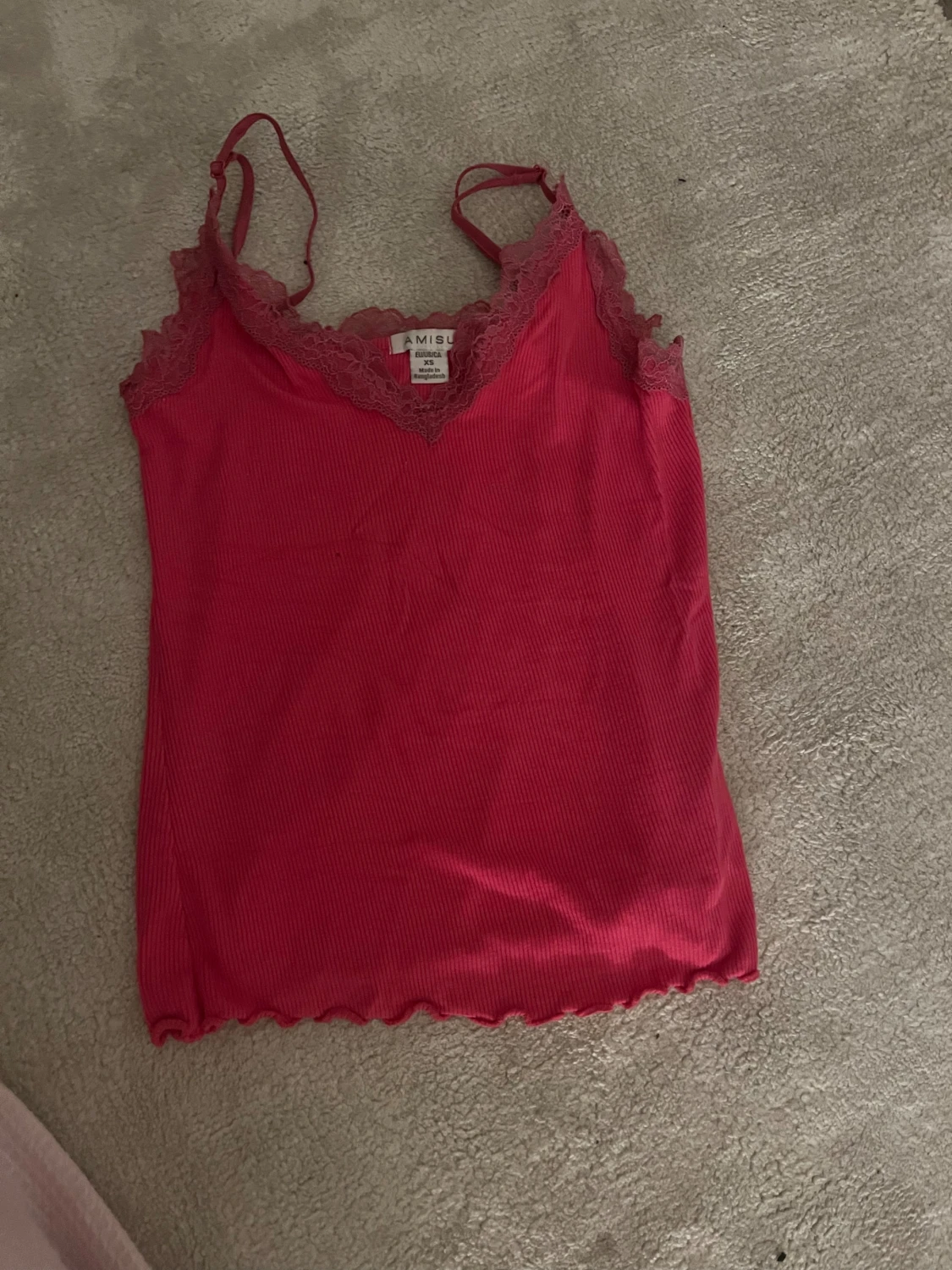 Rosa ribbad linnetopp med spets från Amisu - 3