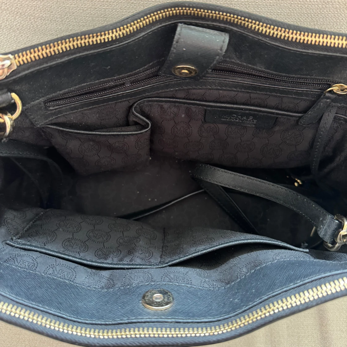 Svart handväska från Michael Kors - 4