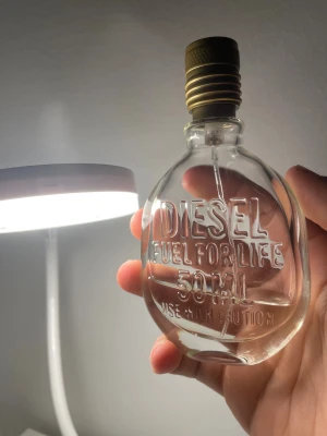 Diesel Fuel For Life 50ml ( Lite mindre än hälften kvar) - Diesel Fuel For Life 50ml – en ikonisk parfym med unik design. Perfekt storlek för att ta med sig överallt. Snygg och stilren flaska som sticker ut i samlingen. Gör ett statement med denna klassiker!