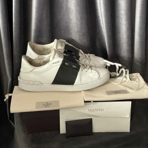 Valentino open - KVITTO FINNS - Valentino open - skick 8/10, ganska fint skick förutom insidan (bild 3), men det är inget som syns eller påverkar under användning! - stl: 42 1/2 men passar 42 - tillbehör: ALLT OG, box, dustbags, extra skosnöre, brev & KVITTO - finns väl några små skavanker här och där men inga stora märkvärdiga, fullt fungerande och sjukt snygga skor! - hör av er vid frågor!🙌