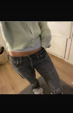 Levis 517 svarta bootcut jeans - Säljer ett par Levis 517 jeans. Låg midja och slitningar vid knäet. Jeansen har en cool, mörk tvätt och är tillverkade i denim. Storlek xs/s. Lite korta för mig som är 163.🩷
