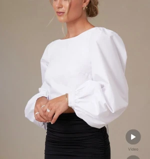 Blus med öppen rygg - Aldrig använd, prislappen är kvar. Såå snygg men inte kommit till användning. Första bilderna är från NAKDs egna hemsida!