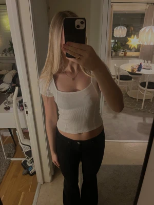 Vit kortärmad topp - Säljer en vit kortärmad topp från Monki. Toppen är i storlek S och i mycket bra skick!!🤍