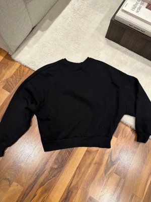 Svart sweatshirt - Svart sweatshirt från Nelly i storlek XXS