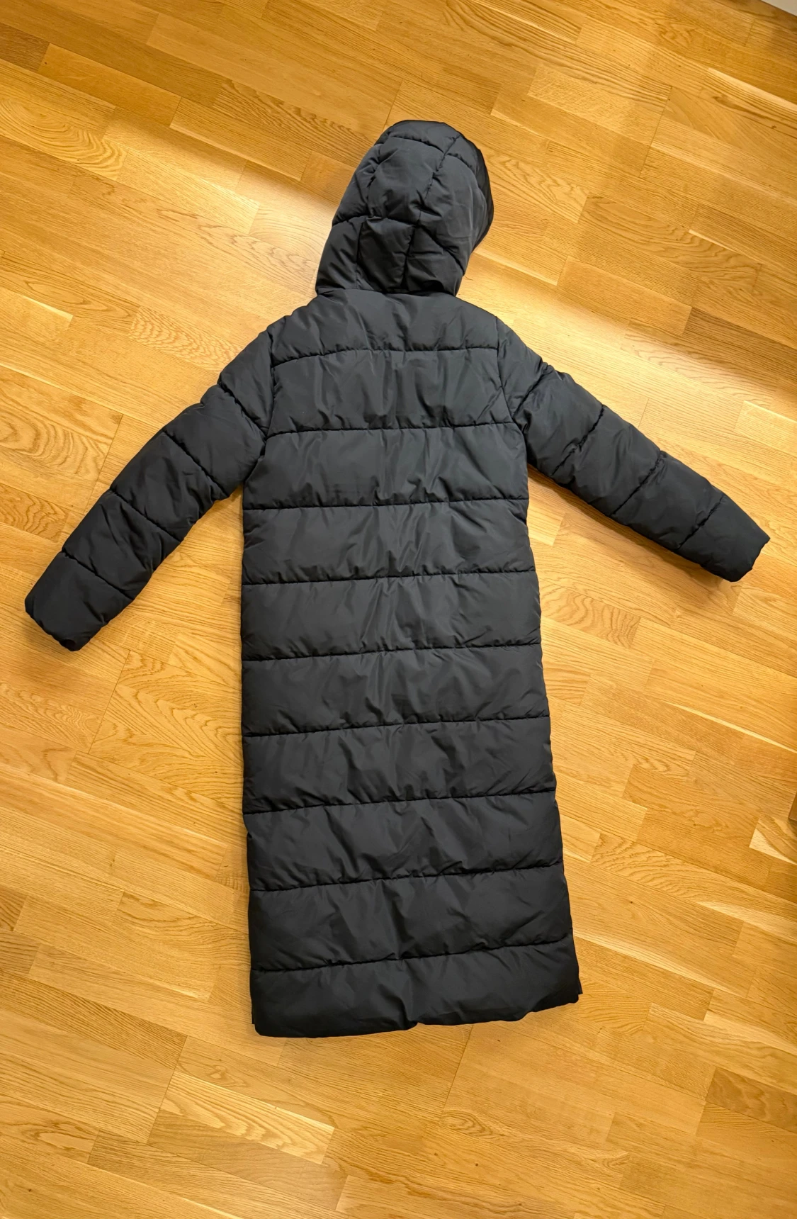 Svart lång pufferjacka med huva - 1