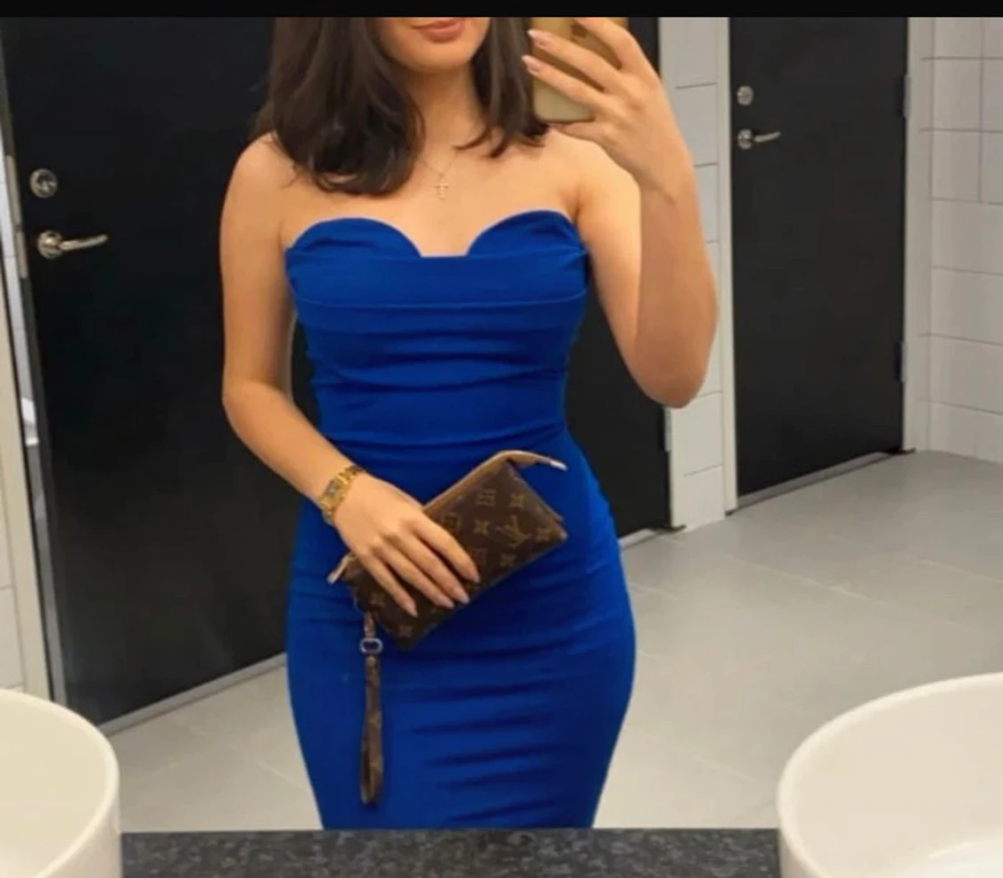 Blå axelbandslös långklänning