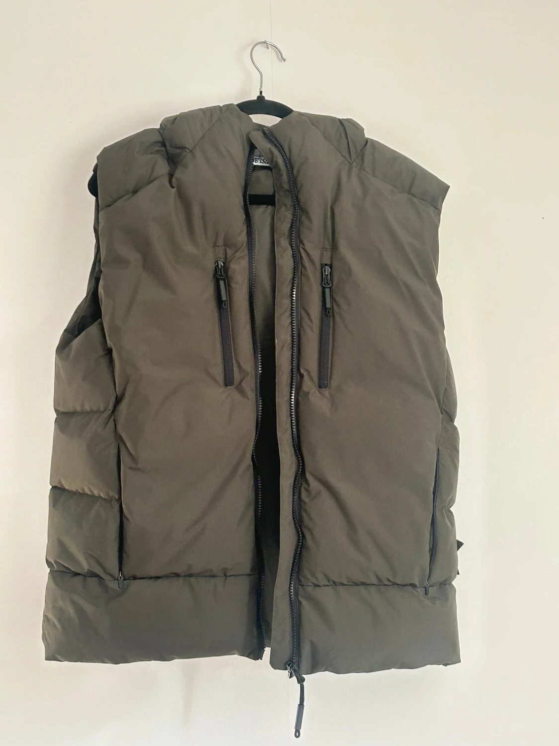 Olivgrön dunväst från Stone Island